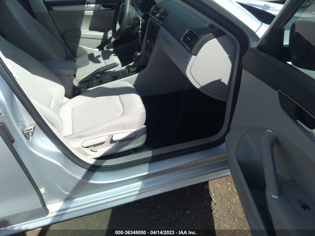 1VWAA7A38JC049558 Volkswagen Passat 2.0t S/r-line