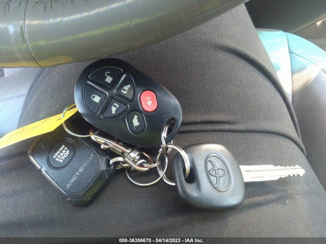 2004 TOYOTA SIENNA XLE VIN: 5TDBA22C14S011813