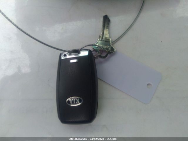 KNDMB5C16H6338332 KIA SEDONA LX