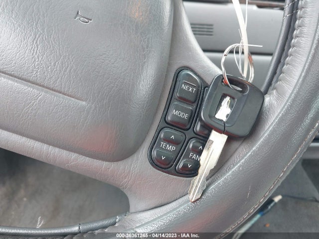 1999 LINCOLN TOWN CAR CARTIER VIN: 1LNHM83W3XY610780