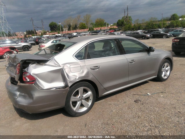 1VWBT7A3XEC032958 Volkswagen PASSAT SE