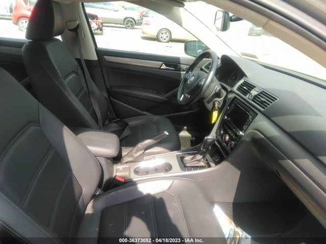 1VWBT7A3XEC032958 Volkswagen PASSAT SE