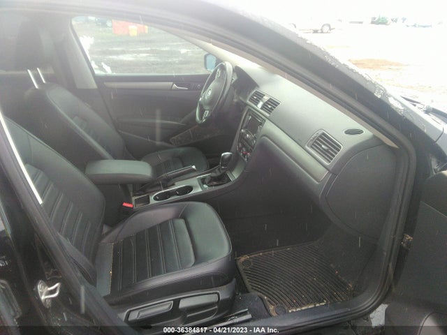 1VWBT7A33FC040305 Volkswagen Passat 1.8t Se W/sunroof & Nav