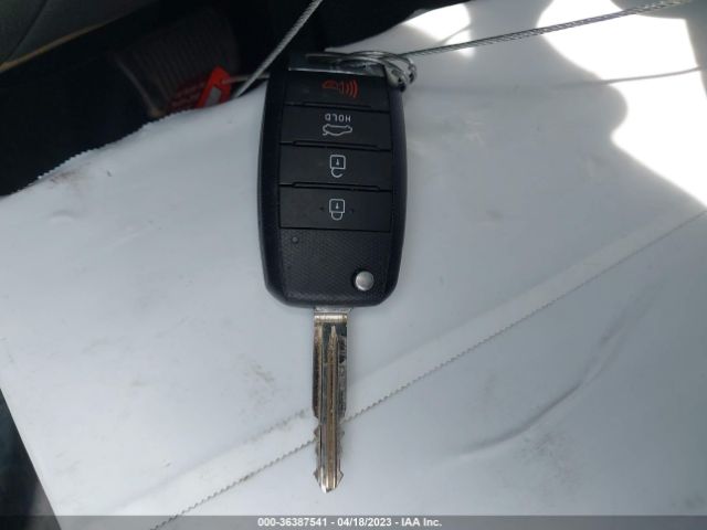 3KPFK4A77HE077104 KIA FORTE LX