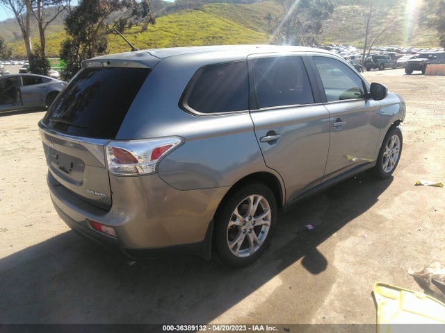 JA4AD3A35EZ018056 Mitsubishi Outlander Se