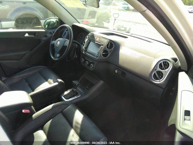 2010 VOLKSWAGEN TIGUAN WOLFSBURG VIN: WVGAV7AX2AW533097