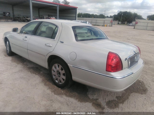 2005 LINCOLN TOWN CAR SIGNATURE LIMITED VIN: 1LNHM82W05Y655206