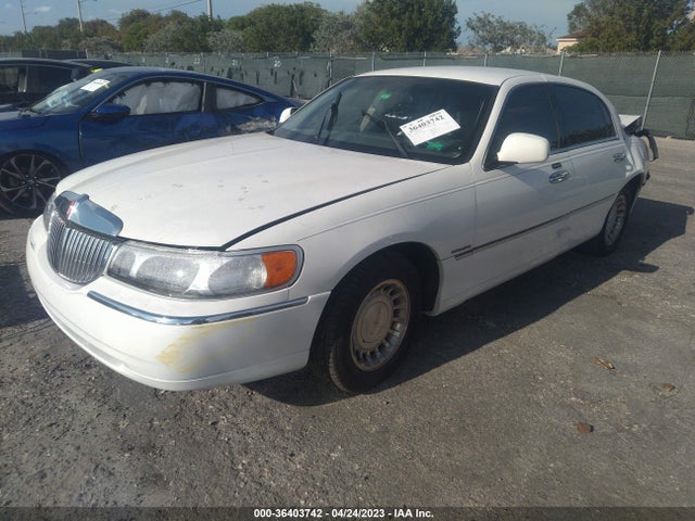 2001 LINCOLN TOWN CAR EXECUTIVE VIN: 1LNHM81W51Y700815