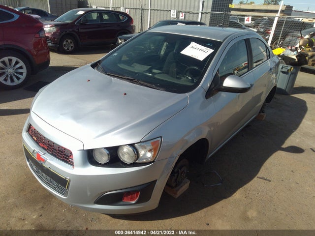 Chevrolet SONIC LT 2014 1G1JC5SHXE4185243 Image 2