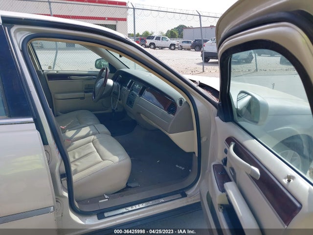 Продажа на аукционе авто 2003 Lincoln Town Car Cartier, vin: 1LNHM83W93Y653577, номер лота: 36425998