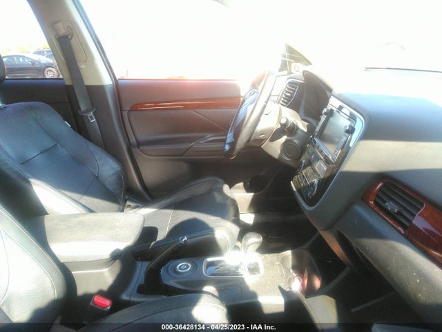 JA4AZ3A35EZ014087 Mitsubishi Outlander Se