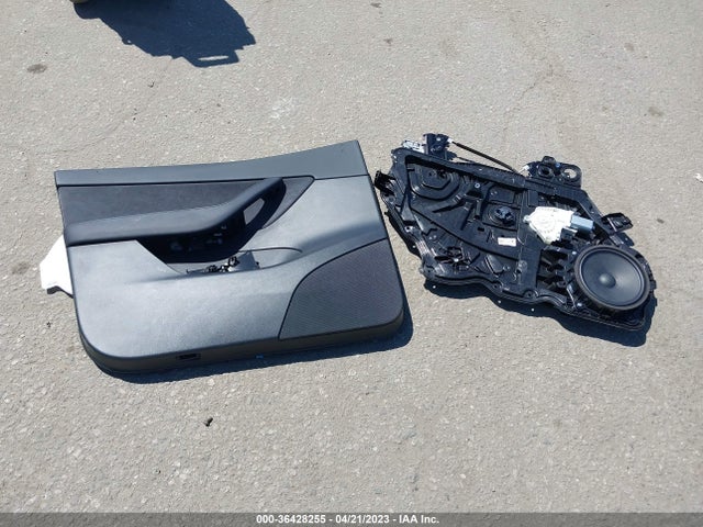 Tesla Model Y Long Range 2022 7SAYGDEE0NF361556 Image 4
