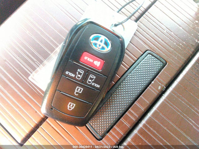 Toyota SIENNA LE 2022 5TDKRKEC3NS127732 Image 3