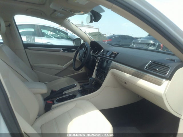 1VWBA7A37JC013672 Volkswagen Passat 2.0t Se