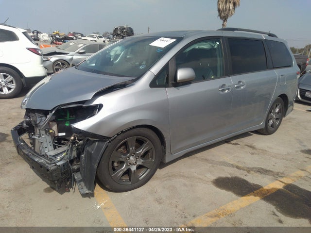 Toyota SIENNA SE 2017 5TDXZ3DC0HS806844 Image 2