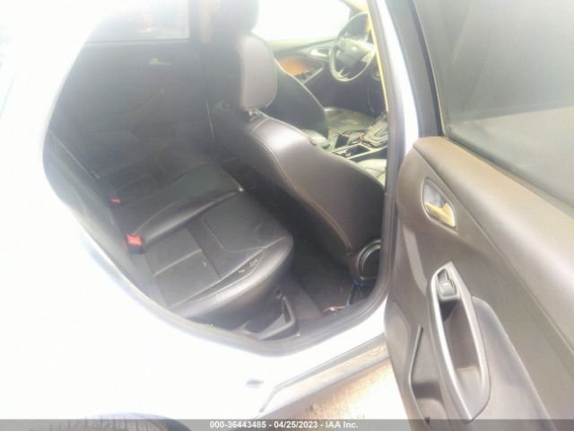 1FADP3K23FL334002 Ford FOCUS SE
