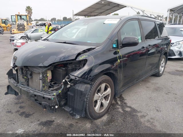 Toyota SIENNA LE 2019 5TDKZ3DC6KS009385 Image 2