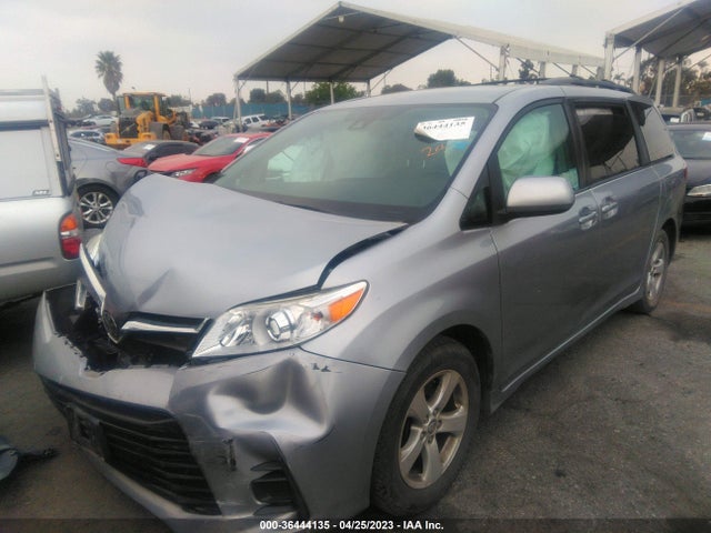 Toyota SIENNA LE 2018 5TDKZ3DC2JS940528 Image 2