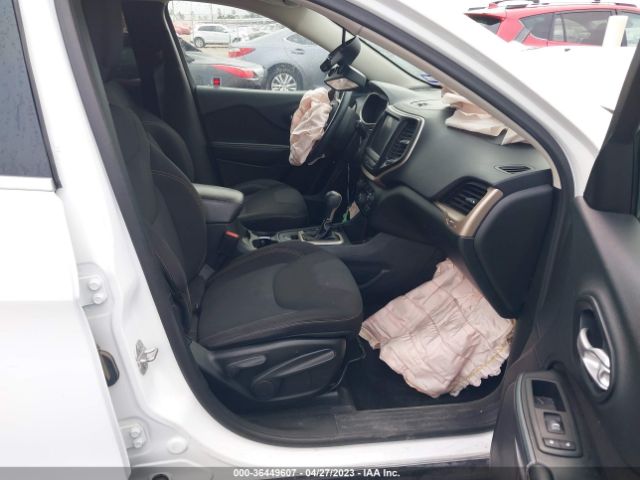1C4PJLCB7FW566897 Jeep Cherokee Latitude