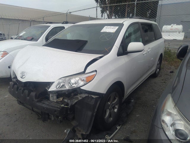 Toyota SIENNA LE 2017 5TDKZ3DC4HS794174 Image 2