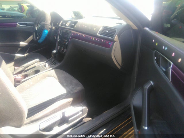1VWAA7A33JC018377 Volkswagen Passat 2.0t S/r-line