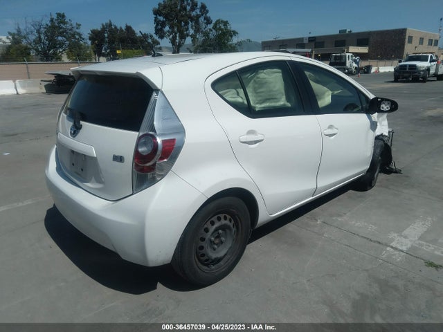 Toyota Prius C One/three/two/four 2014 JTDKDTB31E1574078 Image 2