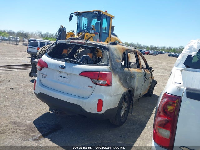 KIA SORENTO LX 2015 5XYKTDA64FG616748 Image 4