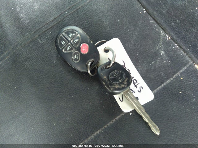 2009 TOYOTA SIENNA XLE VIN: 5TDBK22C99S027178