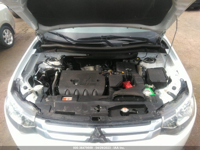 JA4AD3A30FZ013767 Mitsubishi Outlander Se