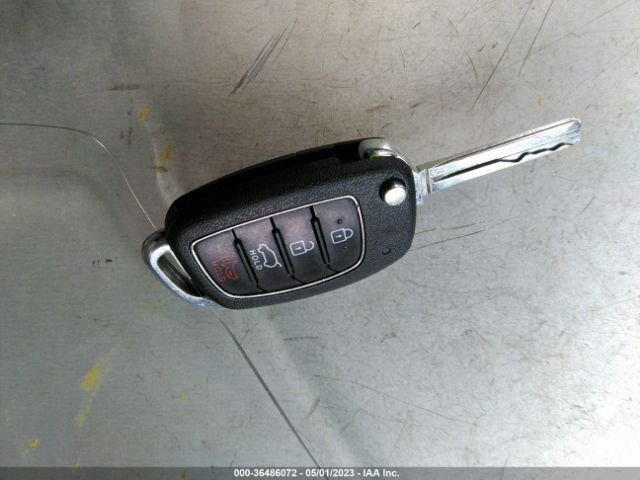 KM8J23A48HU265900 Hyundai TUCSON SE