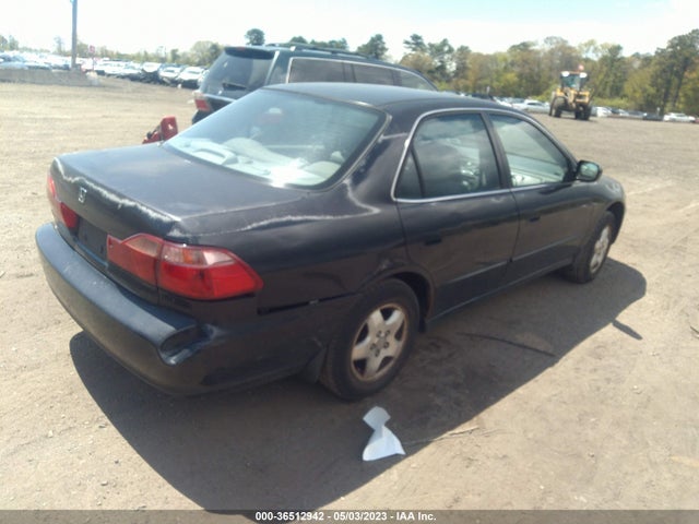 2000 HONDA ACCORD SDN EX W/LEATHER VIN: 1HGCG1653YA084338