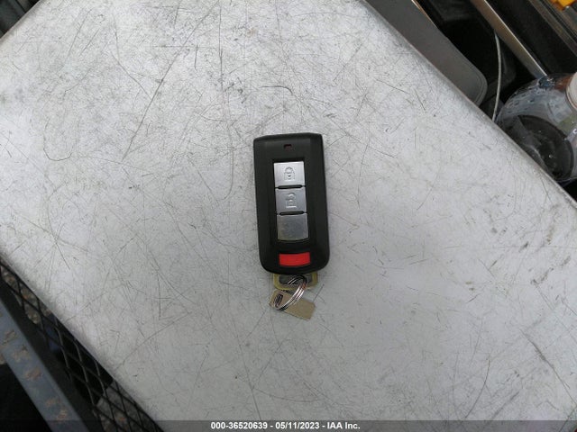 JA4AZ3A35FZ008775 Mitsubishi Outlander Se