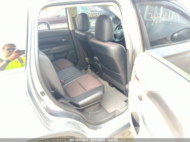 JA4AZ3A35FZ008775 Mitsubishi Outlander Se