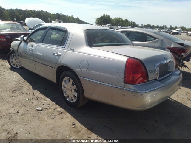 2005 LINCOLN TOWN CAR SIGNATURE LIMITED VIN: 1LNHM82W85Y671153