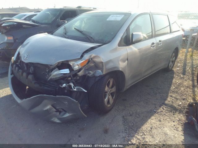 5TDKZ3DC9HS806495 Toyota SIENNA LE