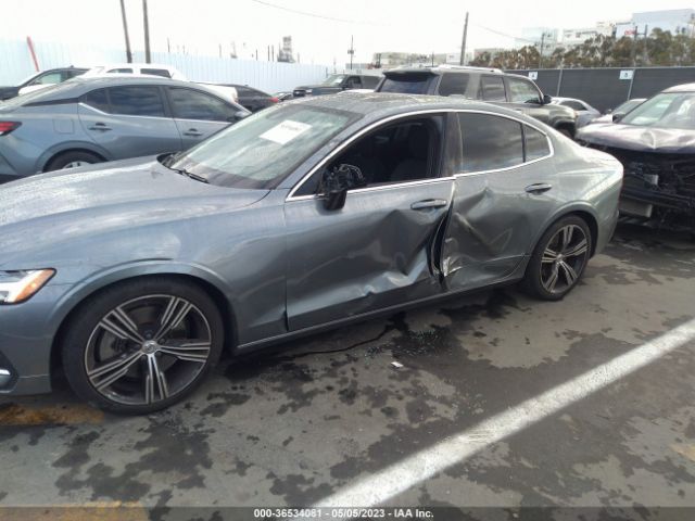 7JRA22TL2KG010380 Volvo S60 INSCRIPTION