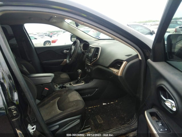 1C4PJLCB0JD574067 Jeep Cherokee Latitude