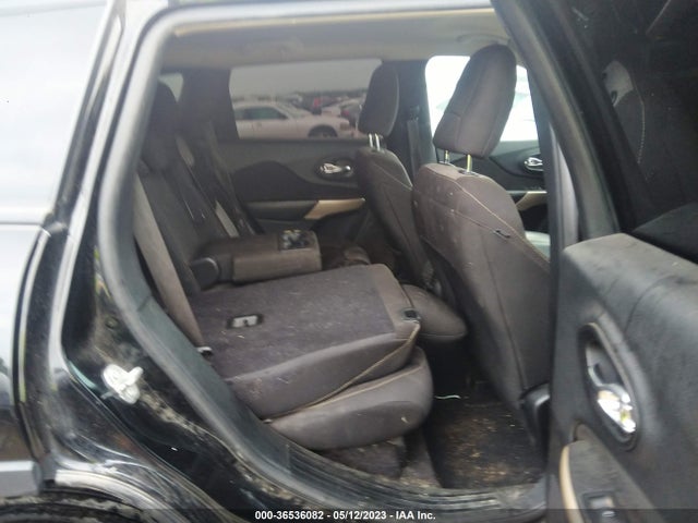 1C4PJLCB0JD574067 Jeep Cherokee Latitude
