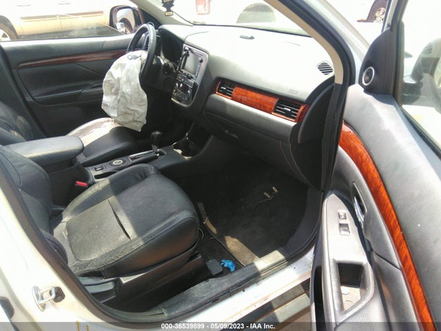JA4AZ3A34FZ000540 Mitsubishi Outlander Se