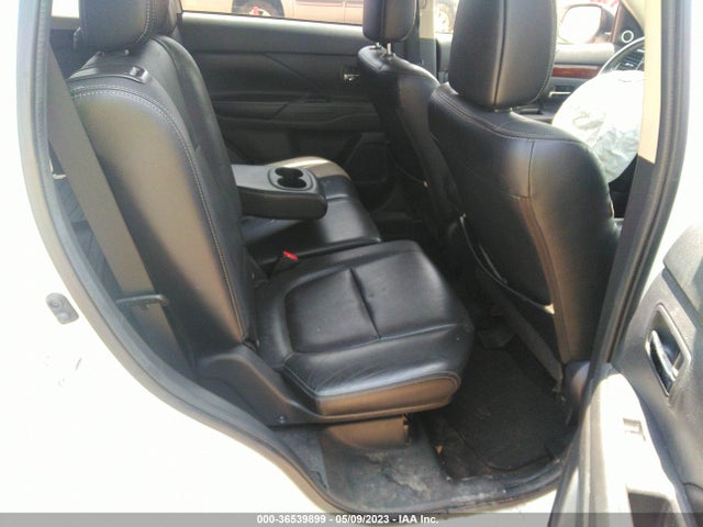 JA4AZ3A34FZ000540 Mitsubishi Outlander Se