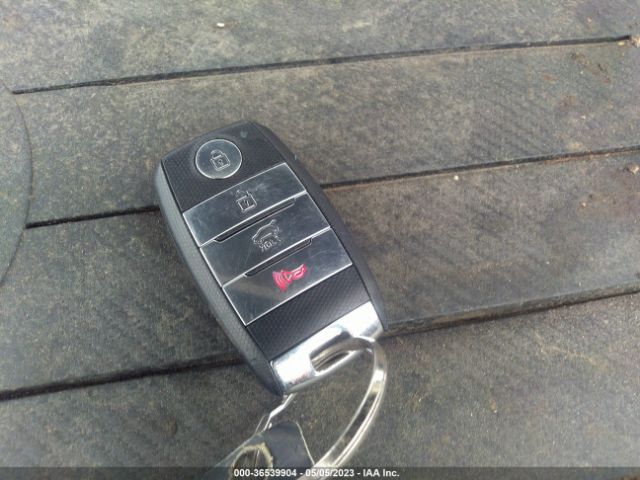 KNDCB3LC1K5305706 KIA NIRO LX