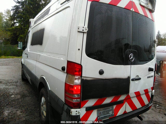 2011 MERCEDES-BENZ SPRINTER CARGO VANS VIN: WD3PE7CC6B5588422