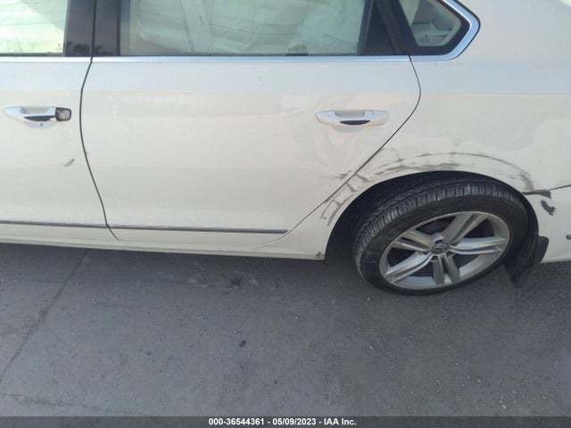 1VWBS7A35FC010029 Volkswagen Passat 1.8t Se W/sunroof & Nav