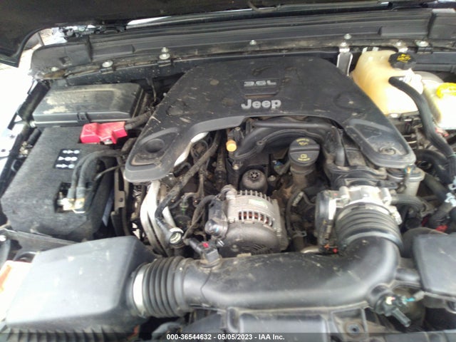 1C4HJXDG4JW239923 Jeep Wrangler Unlimited Sport S