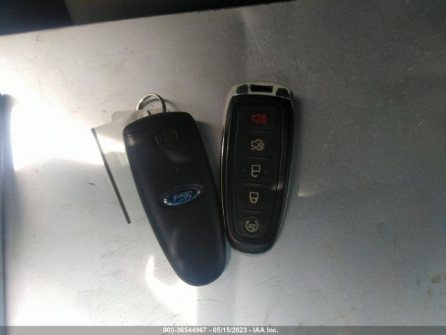 1FMCU0J95JUD59977 Ford Escape Titanium