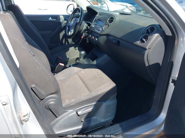 WVGAV3AXXEW587889 Volkswagen TIGUAN S
