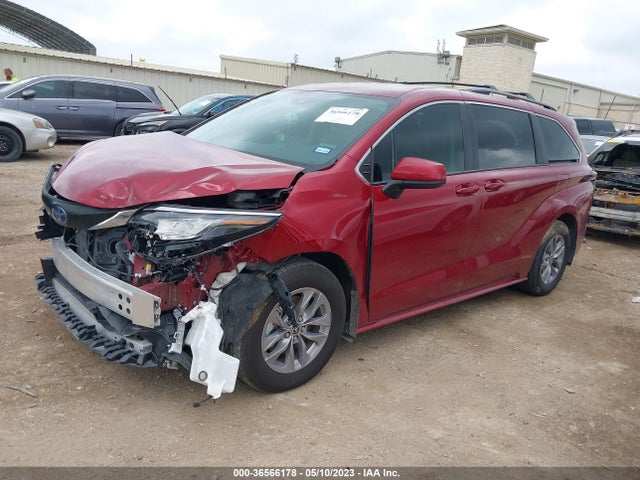 Toyota SIENNA LE 2022 5TDKRKEC6NS121097 Image 2