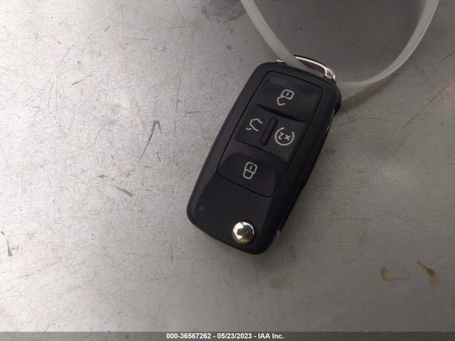 1VWBA7A32JC033585 Volkswagen Passat 2.0t Se