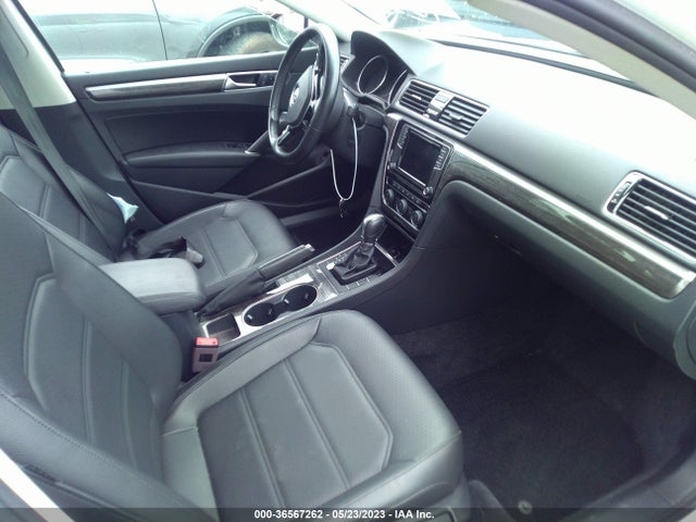 1VWBA7A32JC033585 Volkswagen Passat 2.0t Se
