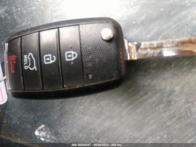 KNDMB5C11G6142667 KIA SEDONA LX